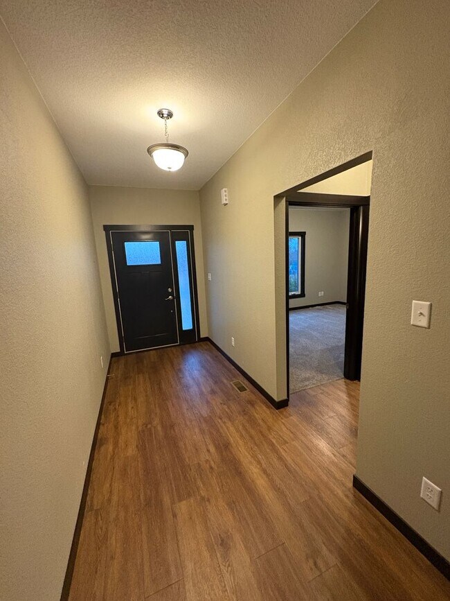 Foto del edificio - PRICE REDUCED!!! 4 bed / 3 bath Twinhome for Rent!