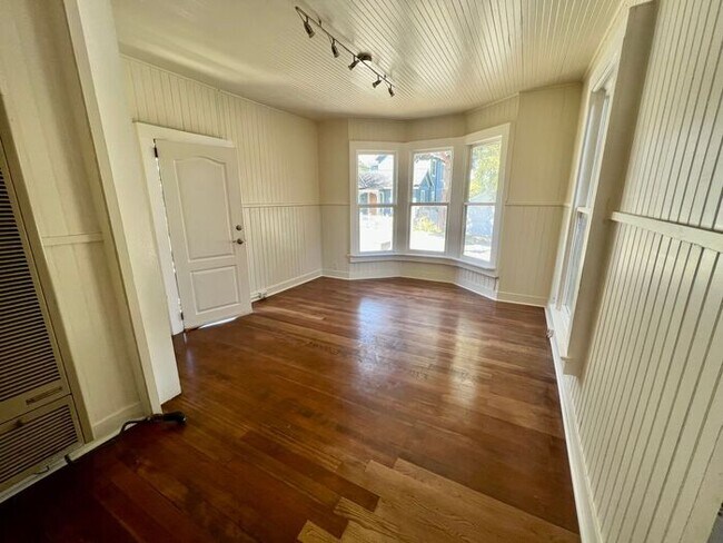 Foto del edificio - 5th Street Charm! Apply NOW!