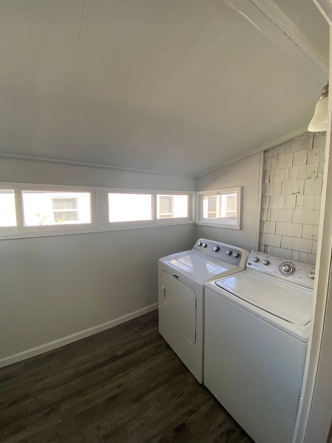 Building Photo - Adorable yet Modern 2 Bedroom - 1 Bath Sin...