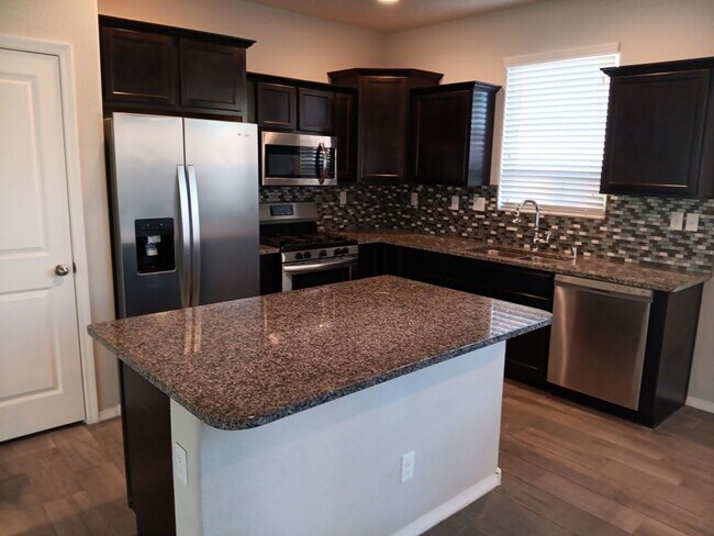 Foto del edificio - 4 Bedroom, 2 Bathroom! Lovely Home Coming Soon!