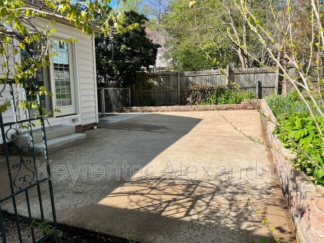 Building Photo - 3901 Flagstone Terrace