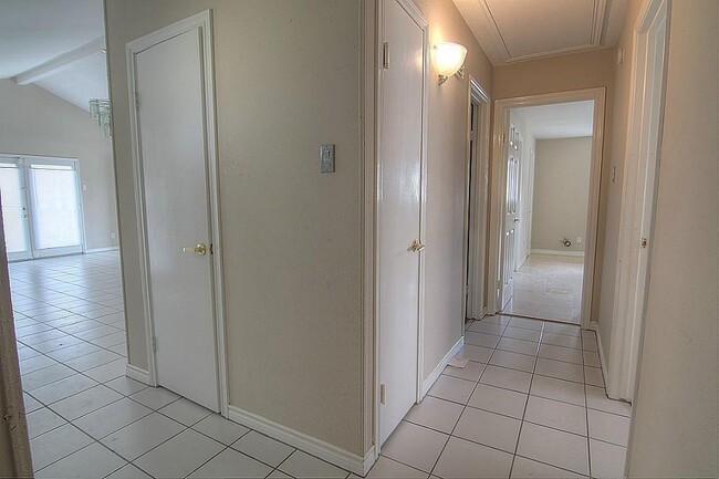 Building Photo - 12722 Le Chateaux Dr