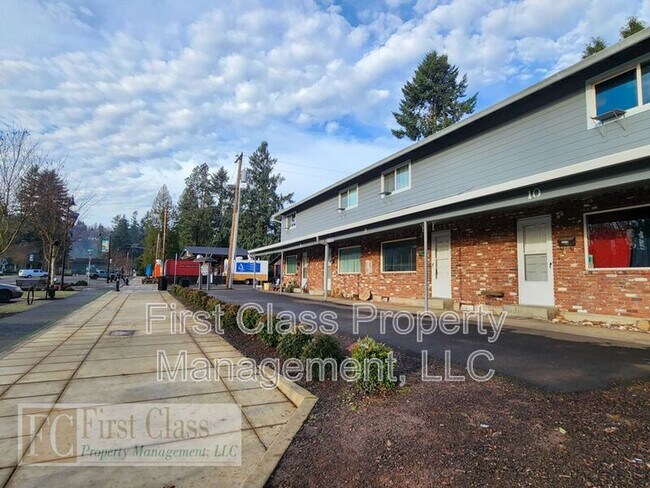 Building Photo - 1614 Willamette Falls Dr