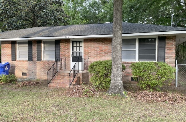 725 W Sherwood front - 725 W Sherwood Dr