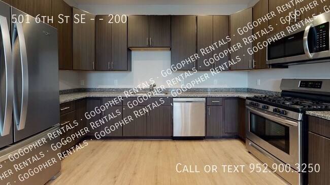 Building Photo - 4 Bedroom Apartment Close to U of M Campus!