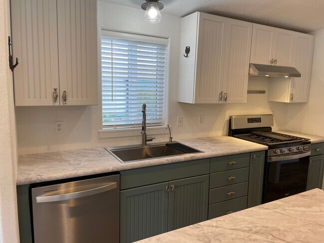 Foto del edificio - Remodeled Home Just Moments from Greenbank Farm!