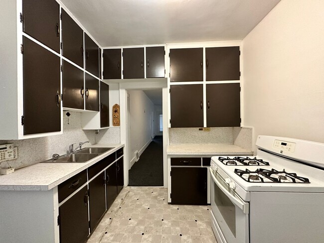 Building Photo - Two Bedroom Two Bathroom Available in Batt...