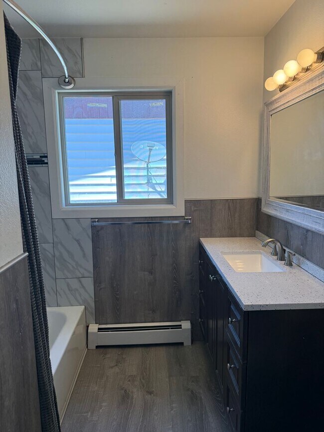 Foto del edificio - Upscale 3 bed 2 bath with garage