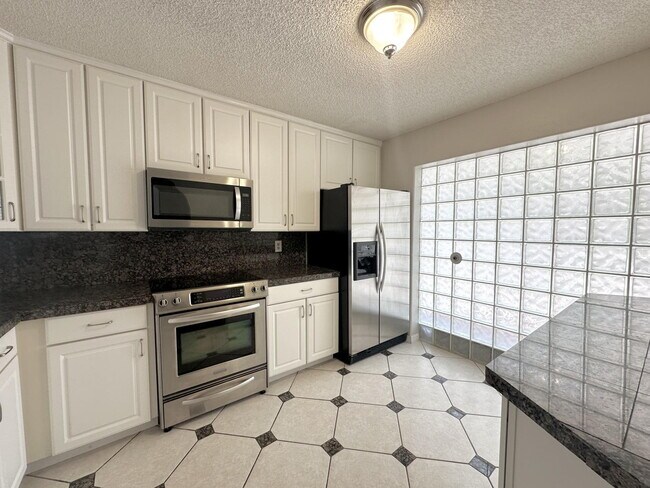 Foto del edificio - "Charming 2-Bed, 2-Bath Oasis in Vibrant T...