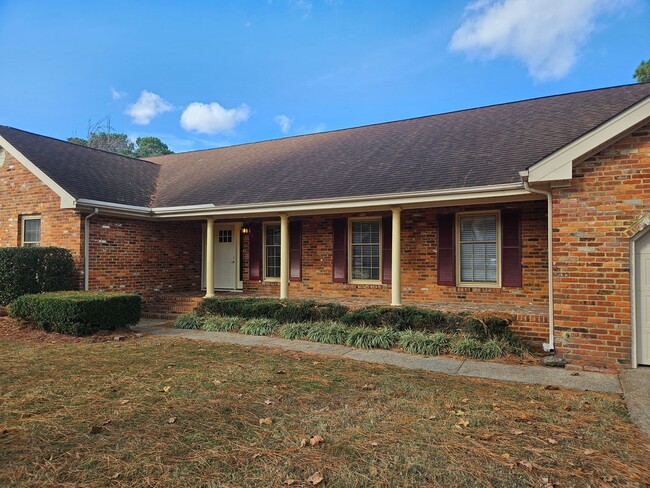 Building Photo - 4 -bedroom 2.5 bath Colonial