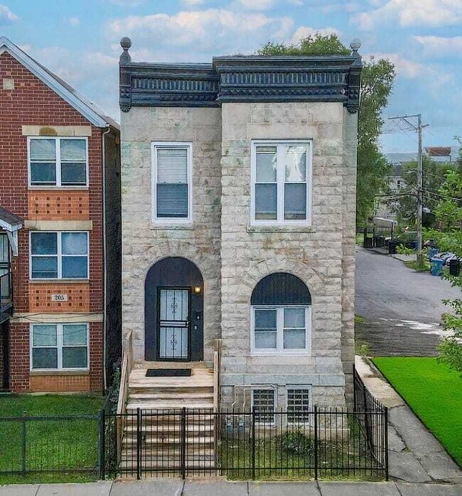 Building Photo - 209 S Albany Ave