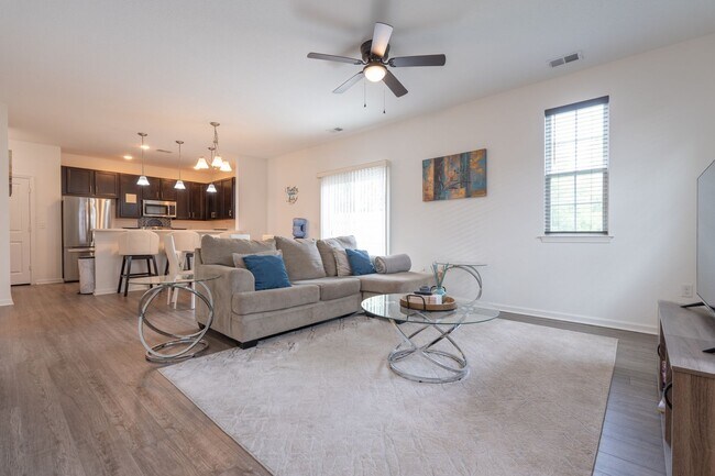 Building Photo - BEAUTIFUL Short Term Rental in the desired...