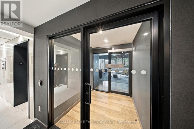 Photo du bâtiment - 4065 Confederation Pkwy