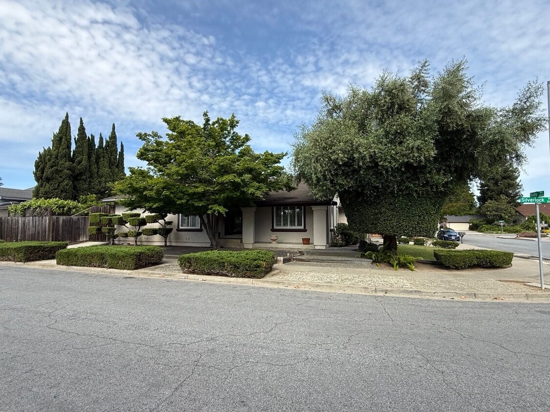 Building Photo - Modern Comfort Meets Prime Location in Fremont 3 bed. 2.5 bath, 16 month lease, Pool, near Warwic...