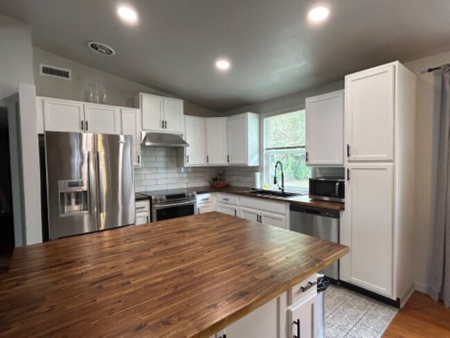Foto del edificio - 7424 Roslyn Rd