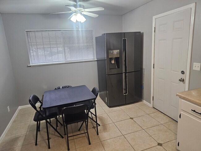 Building Photo - 608 Old Pine Rd