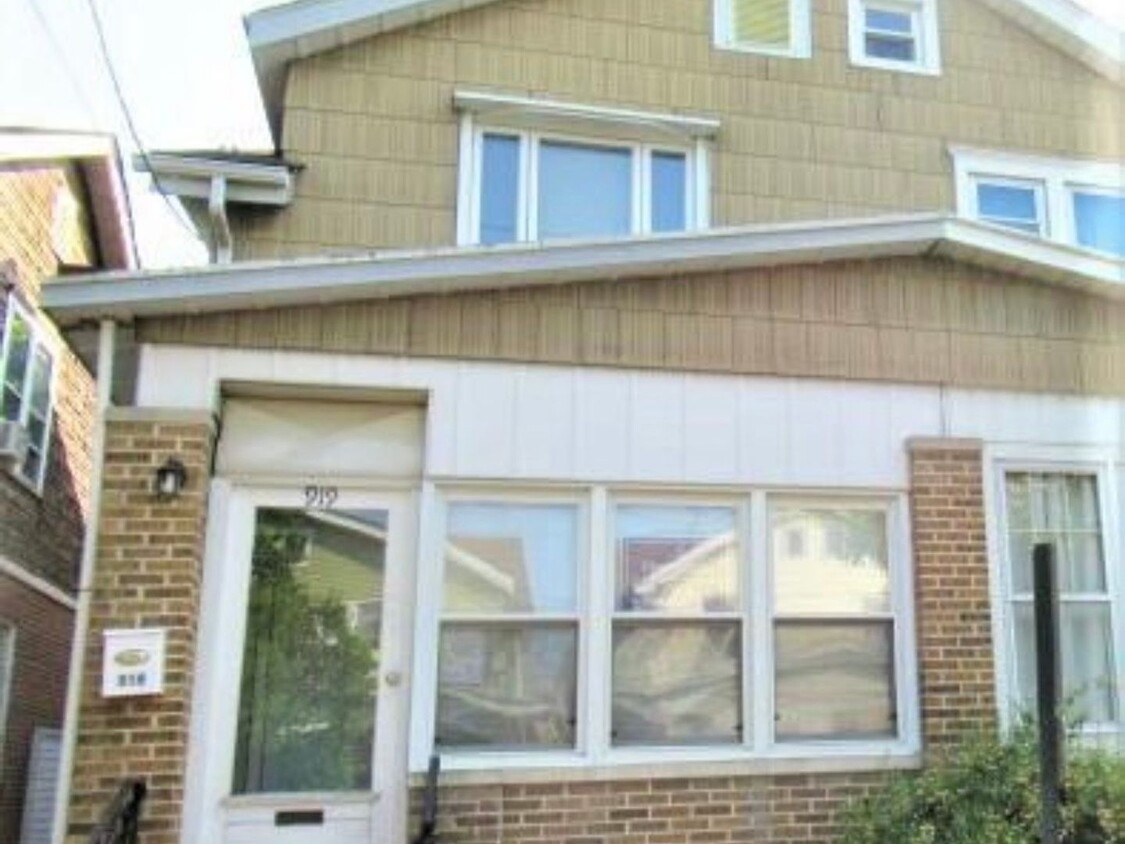 Foto principal - 3 Bedroom Single Family Home in Trenton