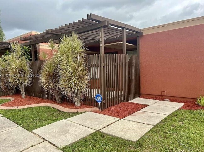 Foto del edificio - 1590 Fairway Rd