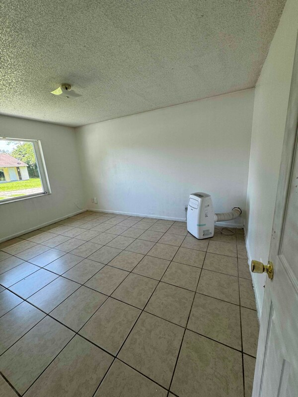 Building Photo - 1406 Herschell St