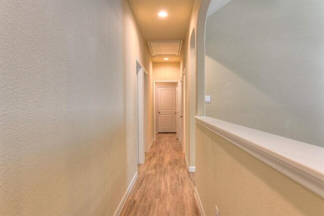 Foto del edificio - 3213 Buttercup Dr