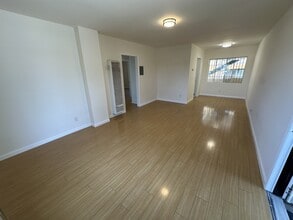 Building Photo - 223 E Burbank Blvd
