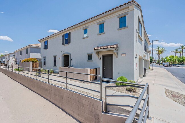 Building Photo - Beautiful Townhome in Phoenix Arizona