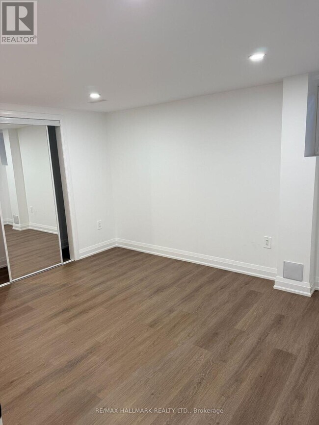 Building Photo - 4 Spiker St