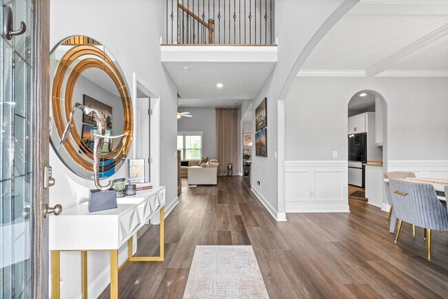 Foto del edificio - Modern 6-Bedroom Home with Open Layout & S...