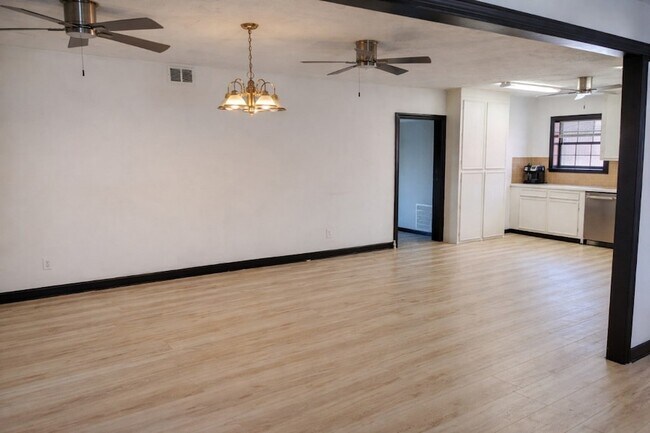 Foto del edificio - 5315 Bayway Dr