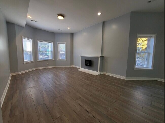Building Photo - 943 W 59th St