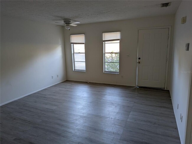 Foto del edificio - 37232 Clinton Ave
