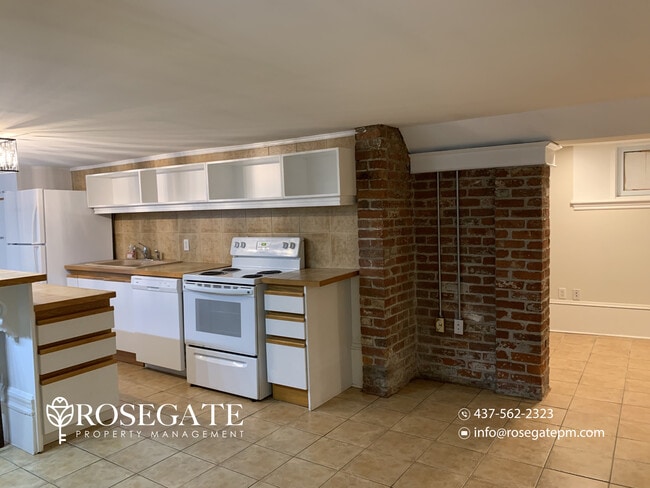 Photo du bâtiment - Pet-Friendly 1-Bedroom + Den Multiplex in Hamilton | 1,000 Sq. Ft. + Balcony