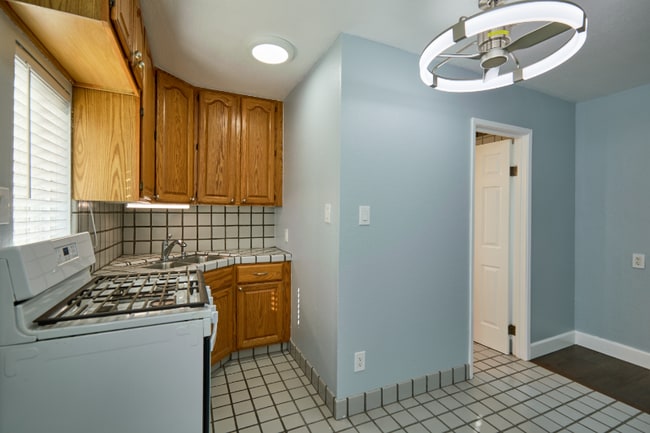 Building Photo - 781 Elm St