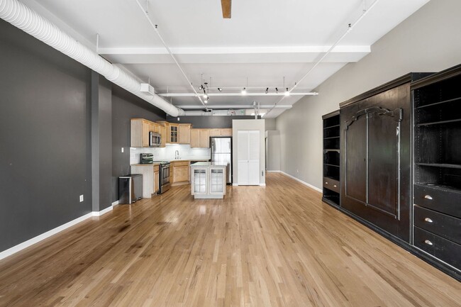 Building Photo - Spacious 1BD, 1BA Downtown Condo with Parking Spot