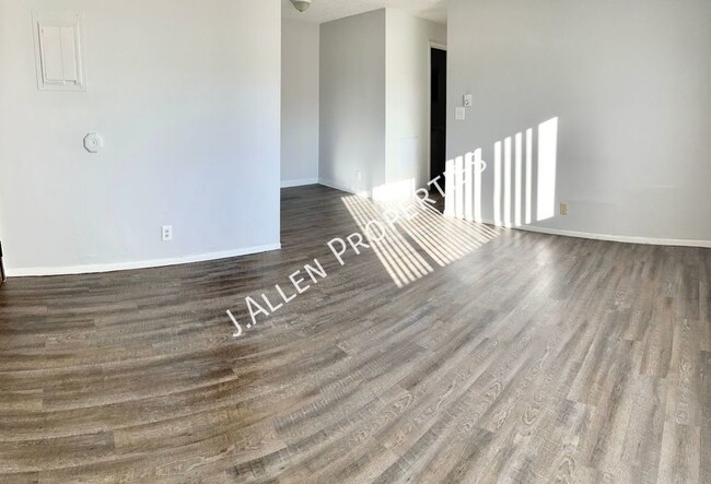 Building Photo - Very Nice Updated, Sunny 2 bed