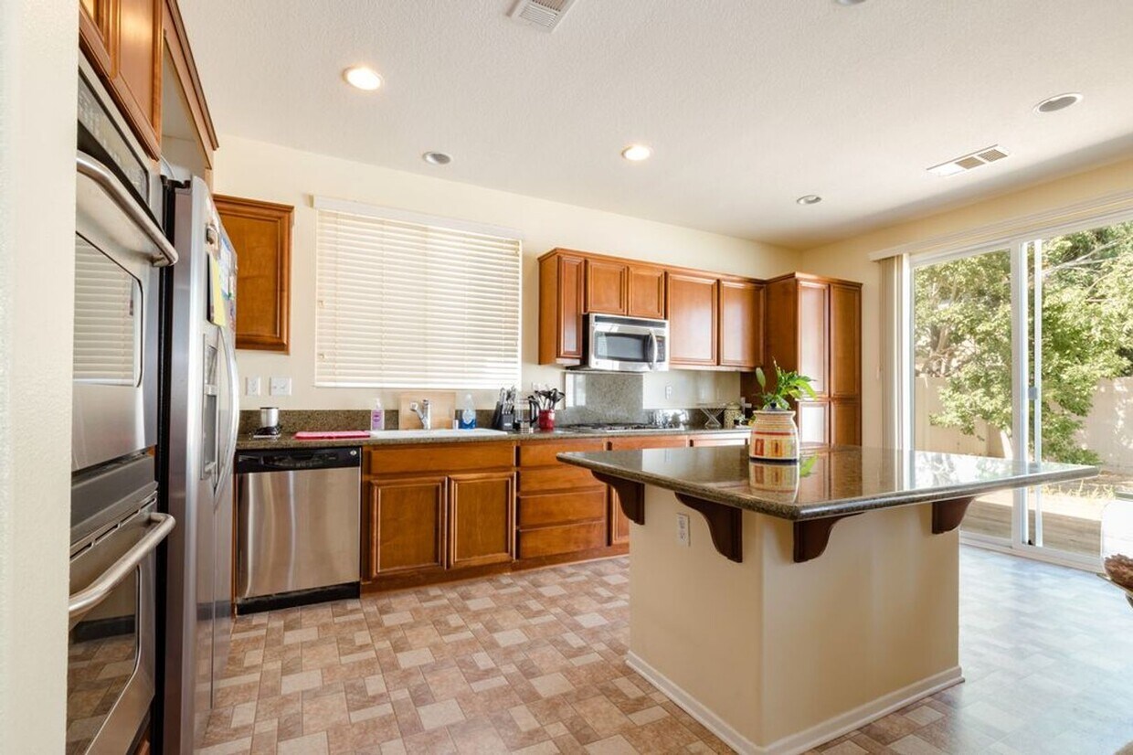 Foto principal - 4 Bed Home for Rent Palmdale CA 93551