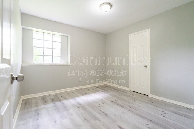 Foto del edificio - 9196 White Oak Dr