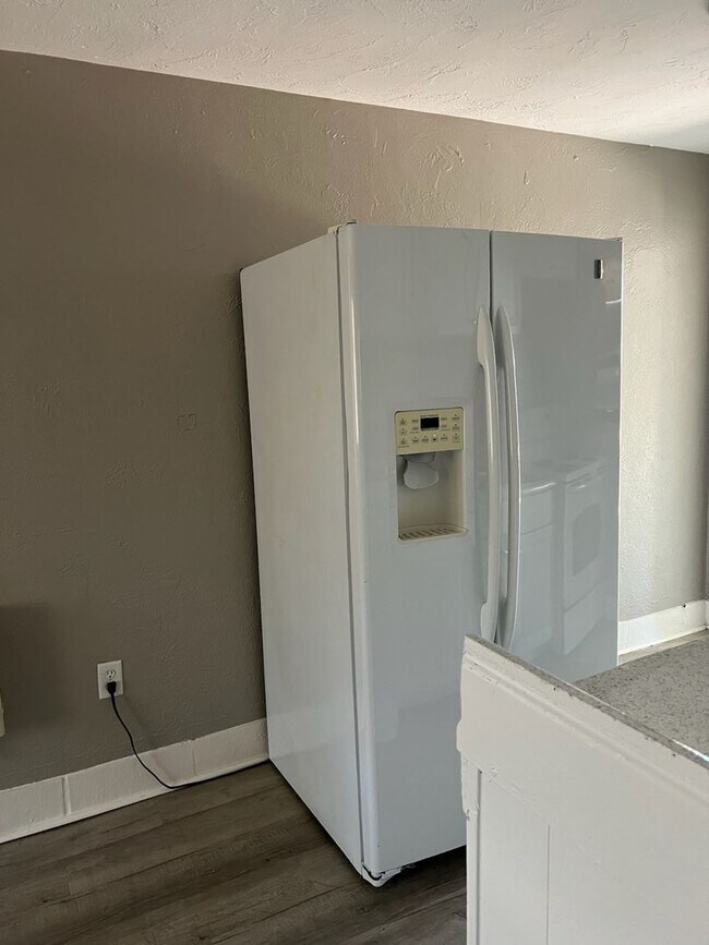 Building Photo - 2 Bed, 1 Bath Home on Corner Lot!
