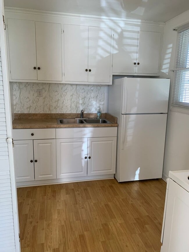 Building Photo - 2 Bedroom/1 bath Brick Duplex  Kingsport, TN