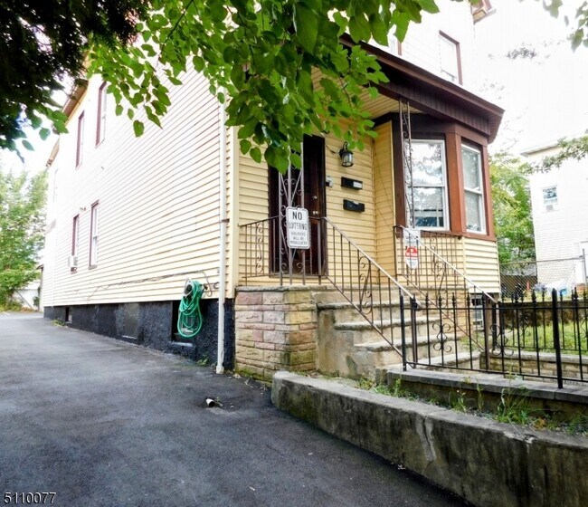 Building Photo - 1089 Anna St