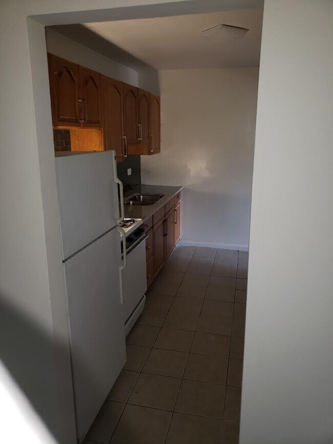 Building Photo - 1709 W Chariot Ct
