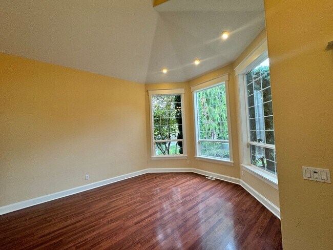 Foto del edificio - GORGEOUS 4 Bed/2 Bathroom home in Kelly Cr...