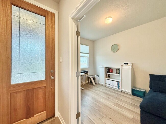 Building Photo - 923 Palo Brea Lp