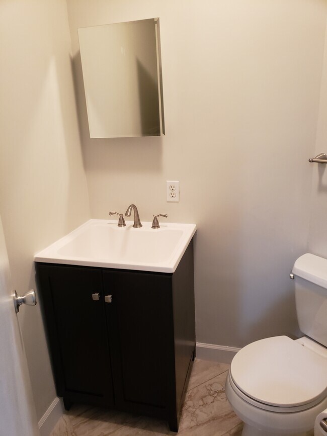 1/2 bath - 21 Lake St