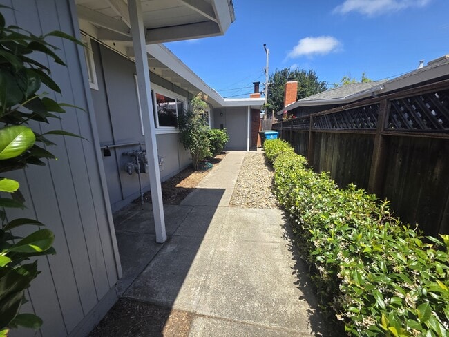 Building Photo - 3360 Los Prados St