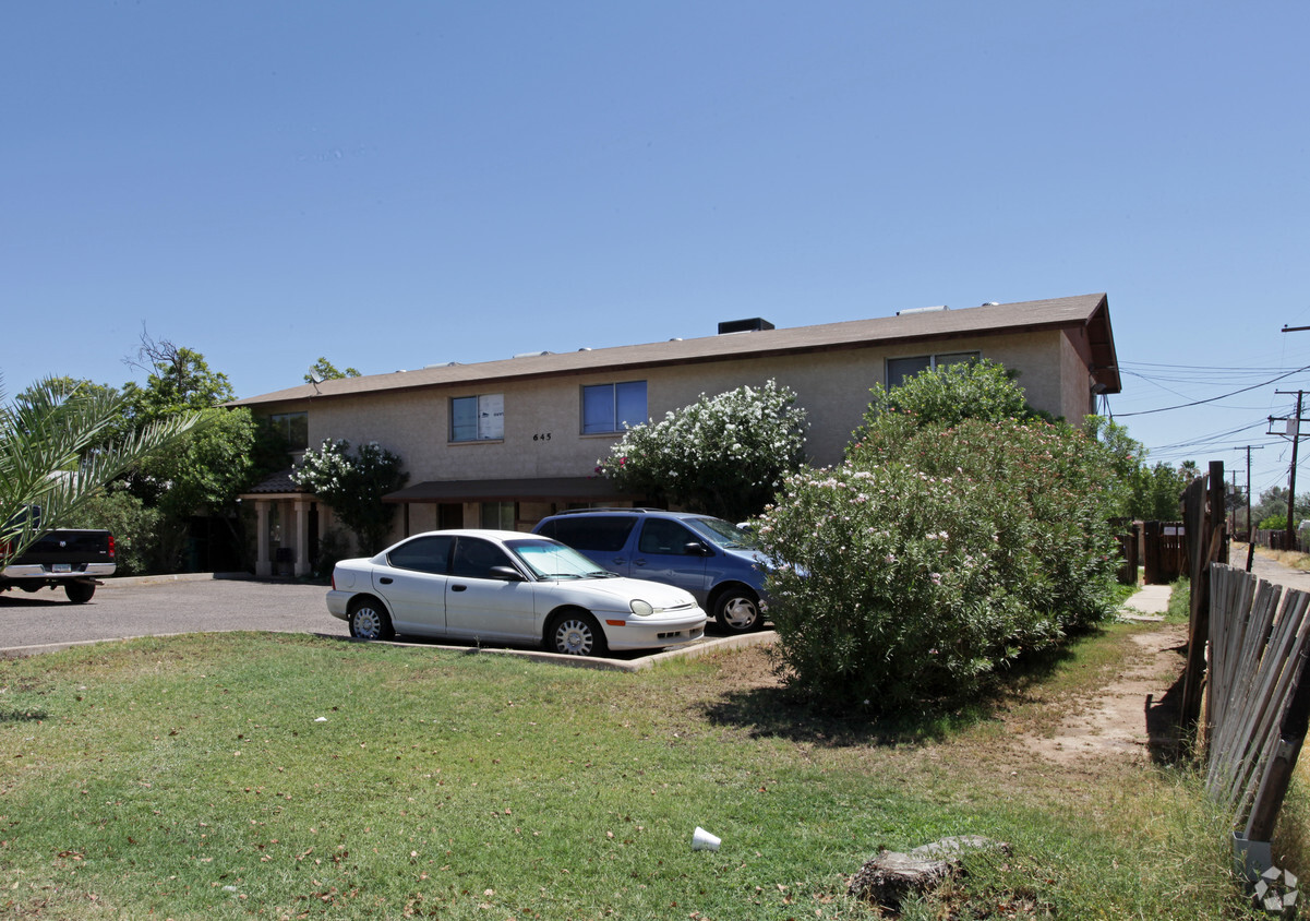 Foto principal - 645 S Stapley Dr