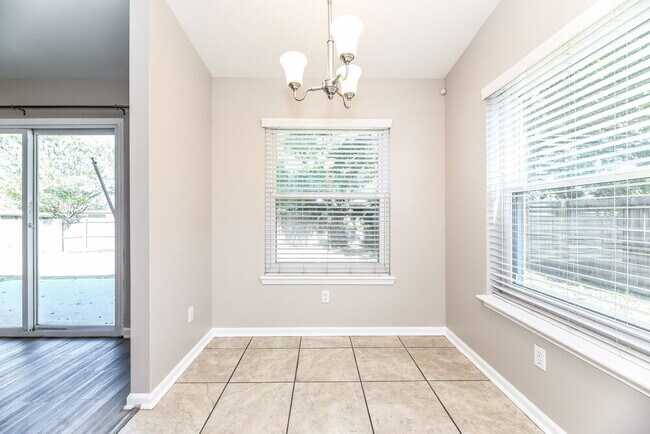 Building Photo - 7619 Pimmit Hills Dr