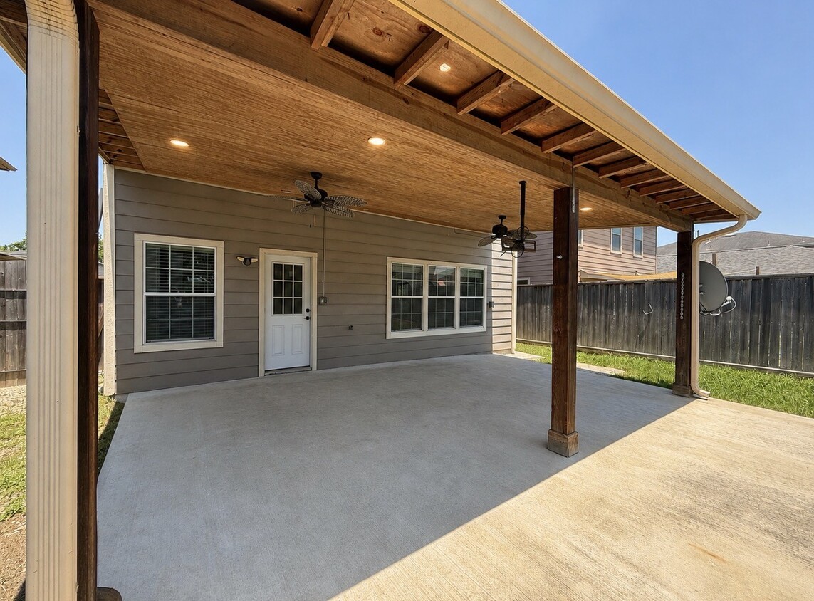 Building Photo - 910 Staffordale Manor Ln