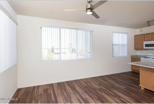 Foto del edificio - 16965 W Van Buren St