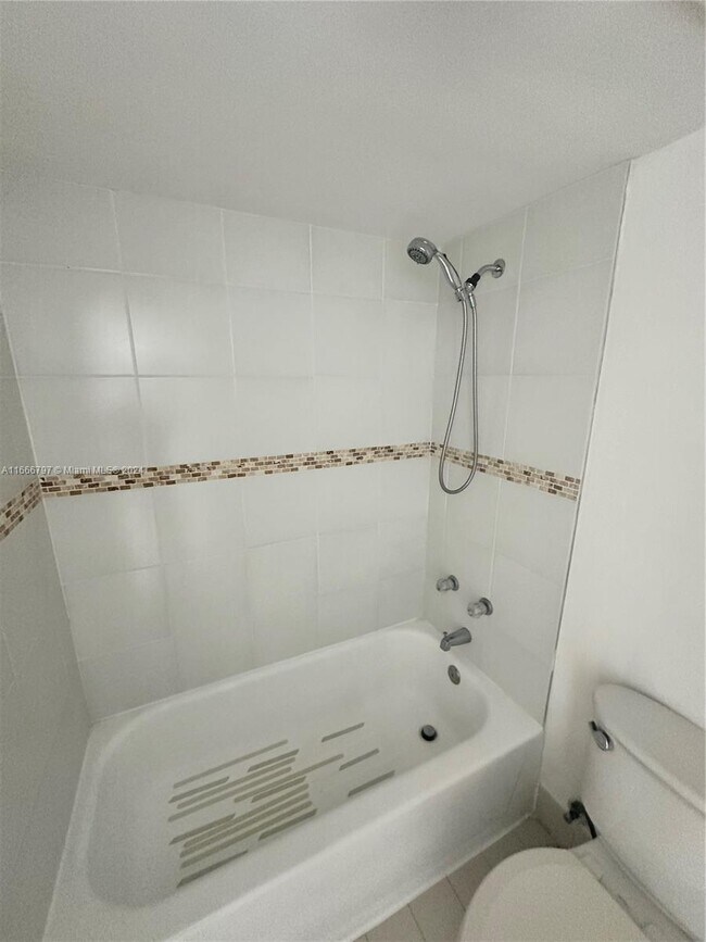 Foto del edificio - 8610 SW 212th St